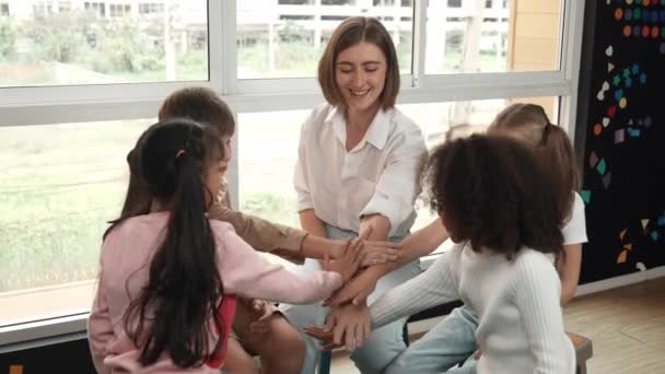 Professora Diversos Alunos Unindo Mãos Sala Aula Jovem Instrutor Crianças — Vídeo de Stock