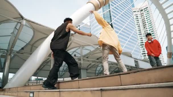 不同的嬉皮士团体在跳街头舞时走上楼梯 迷人的亚洲舞者在城市与多文化的朋友共舞 自由自在的生活方式2024年户外运动 神气活现 — 图库视频影像