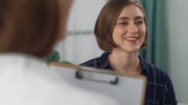 Šťastný Pacient Psycholog Vyměňovat Duševní Zdraví Konverzace Klinice Pozitivními Emocemi — Stock video
