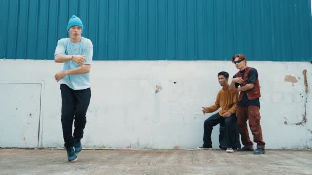 Genç Sokak Dansçısı Hip Hop Tarzında Dans Ediyor Çok Kültürlü — Stok video