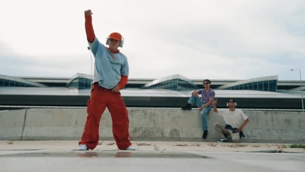 Gelukkige Hip Hop Man Met Een Koptelefoon Tijdens Het Zwaaien — Stockvideo