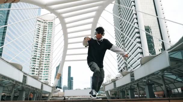 Junge Asiatische Hipster Zeigen Ihre Schritte Der Innenstadt Umgeben Von — Stockvideo