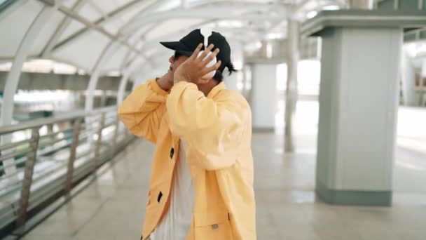 Closeup Hipster Asiatic Care Deplasează Muzica Hip Hop Mâna Fluturând — Videoclip de stoc