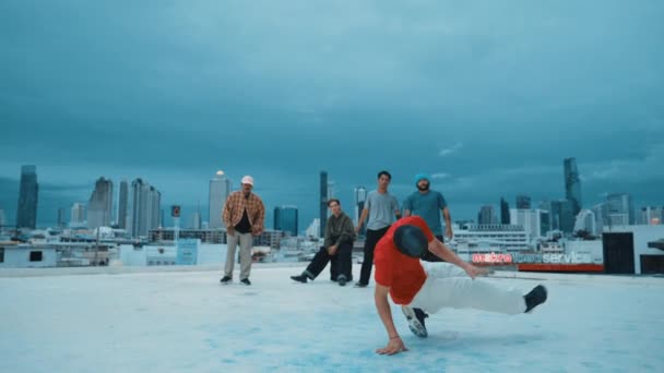 在蓝天的城市视野下 西班牙嬉皮士在多文化朋友的簇拥着下跳舞 一群街头舞蹈演员在屋顶上表演 快乐的气氛 户外运动2024 — 图库视频影像