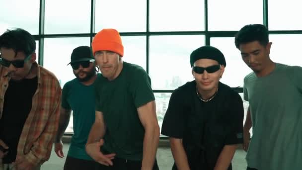 Multikulturelle Hipster Gruppe Blickt Die Kamera Während Sie Breakdance Gebäude — Stockvideo