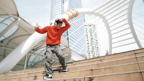 Aziatische Hipster Draagt Koptelefoon Show Voetstap Tijdens Het Springen Stad — Stockvideo