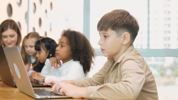 Αγόρι Που Παίζει Laptop Πολυπολιτισμικό Φίλο Που Μαθαίνει Γρήγορα Στο — Αρχείο Βίντεο