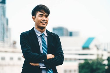 Kendine güvenen genç Asyalı iş adamının portresi. İş konsepti. uds