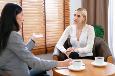 Psikolojik akıl sağlığı danışmanlığı ya da terapi seansındaki genç ve profesyonel bir hastadan akıl hastalığı teşhisi koyarken yardım istemek. Zihinsel tedavi seansı. Blithe