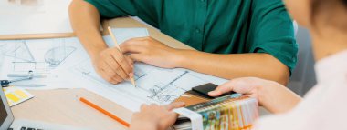 Yetenekli mimar tasarım tasarıları, profesyonel iç tasarım ise renkleri planlı ve mimari teçhizatlarla dikkatlice seçer. Yaratıcı çalışma ve tasarım konsepti. Değiştirilmiş.