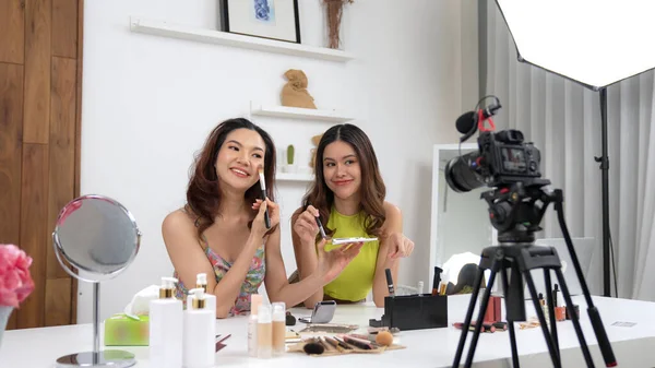 Two Influencer Partner Shoot Live Streaming Vlog Video Review Makeup — Stock fotografie