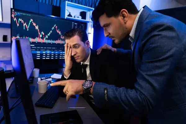 Stressvolle Twee Beleggers Met Een Teleurgesteld Gezicht Gericht Dynamische Valutamarkt — Stockfoto
