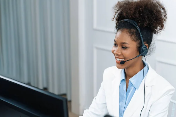 Mujer Negocios Joven Afroamericana Que Usa Auriculares Que Trabajan Oficina —  Fotos de Stock