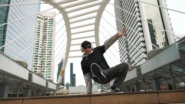 若いアジアのヒップスターは 人々の周りの市内中心部の足跡を示しています スタイリッシュなファッションストリートダンサーは 低角度でBボーイやフリースタイルのダンスを行います アウトドアスポーツ 2024 ブレイクダンス スプライトリー — ストック写真