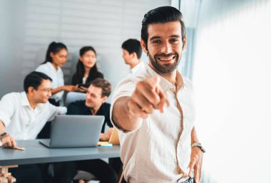 Ofiste çalışan iş arkadaşı ve iş adamlarının geçmişine sahip özgüven ve mutlu gülümseyen iş adamı portresi. Ofis çalışanı takım çalışması ve pozitif iş yeri konsepti. Tedbirli