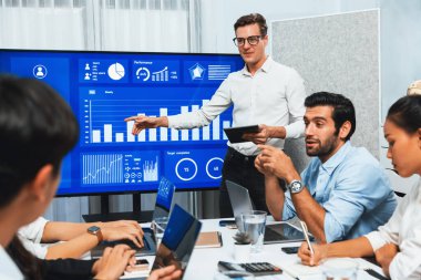 Ofiste sunum ya da analist ekibiyle toplantı odasında mali verileri analiz etmek için BI Fintech 'i kullanmak. İş adamları stratejik planlama için TV ekranında BI gösterge panelini inceliyor.