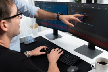 IT geliştiricileri uygulama ve web sitesi verilerinde kodlama programıyla ekranda yazılım geliştirme bilgileri oluşturuyorlar. Güvenlik programı konsepti üzerine teknik mühendis kodlayıcı. Satılabilir.