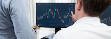 Borsa simsarları, çevrimiçi piyasada panorama görünümünde dijital para birimini tartışarak, iki ekranlı gerçek zamanlı dinamik verilere odaklanarak, işyerindeki artan eğilim yatırımlarını analiz ediyorlar. Satılabilir.