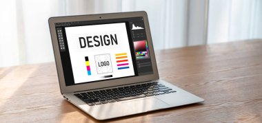 Web sayfasının modern tasarımı ve bilgisayar ekranında gösterilen ticari reklamlar için grafiksel tasarımcı yazılımı