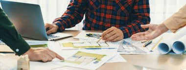 Proje yöneticisi sırasında dizüstü bilgisayar kullanarak profesyonel bir mimar mimari belge ve ahşap blok dağılımını gösteren bir plan tasarladı. Tanımlama.