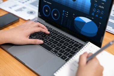 Fintech BI 'ın finansal veri analizi ya da iş zekası ekranından iş dünyası pazarlaması üzerinde çalışan iş adamlarının finansal veri analizine kadar. Habiliment