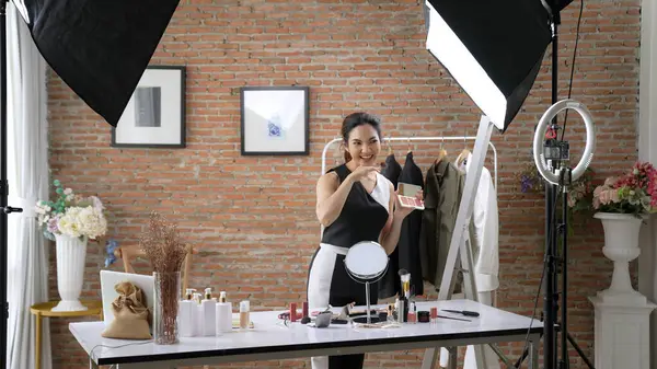 Kvinna Påverkare Skjuta Live Streaming Vlog Video Översyn Livlig Makeup — Stockfoto