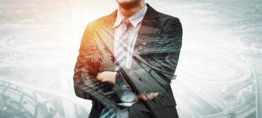 Modern şehir arka planında iş dünyasının çift pozlama görüntüsü. Gelecekteki iş ve iletişim teknolojisi kavramı. Gerçeküstü fütüristik şehir manzarası ve soyut çoklu pozlama arayüzü. uds