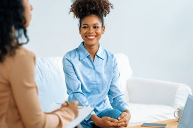 Mutlu hasta ve psikolog klinikte olumlu duygularla ruh sağlığı sohbeti yaparken, aynı zamanda yurtiçi ofisteki psikologlara başarılı bir iş ve yaşam sunuyor.