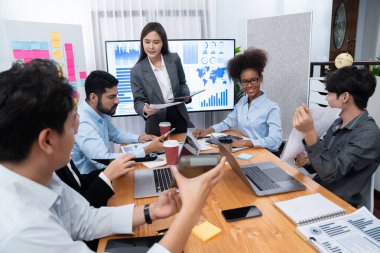 Genç Asyalı iş kadını modern toplantıda TV ekranında veri analizi paneli sunuyor. Bir grup iş adamıyla konferans odasında iş sunumu. Uyum