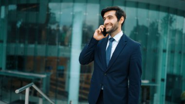 Kafkasyalı yetenekli bir proje yöneticisi. Bulanık geçmişiyle şehirde yürürken telefonla konuşuyor. Akıllı telefon kullanan yetenekli bir işadamı bulanık geçmişi olan bir proje yöneticisiyle konuşuyor. Sevinçli..