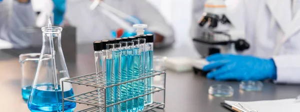 Test Chemiczny Probówki Lub Sprzętu Medycznego Laboratorium Zamazanym Tle Naukowca — Zdjęcie stockowe