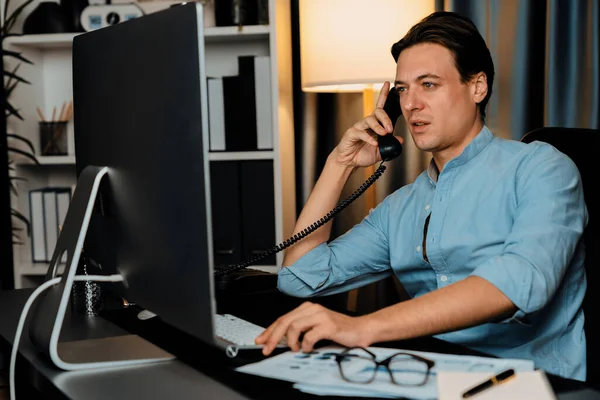 Inteligente Hombre Negocios Que Llama Con Oficina Telefónica Para Consultar —  Fotos de Stock