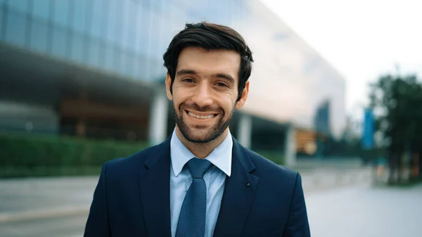 Portrait Smiling Business Man Looking Camera While Standing Building Closeup — Stock Photo, Image