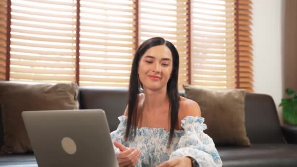 Giovane Donna Che Utilizza Laptop Con Carta Credito Internet Banking — Video Stock