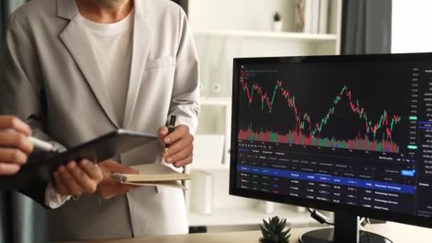 股票交易公司的慢动作商业投资者分析股票交易所的营销 看着监视器分析蜡烛吧的价格亏损和成长的收益和利润 萌芽状态 — 图库视频影像