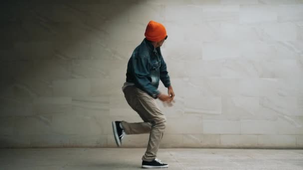Profesjonalny Azjatycki Hipster Wykonuje Break Dance Szarym Tle Ulica Tancerz — Wideo stockowe