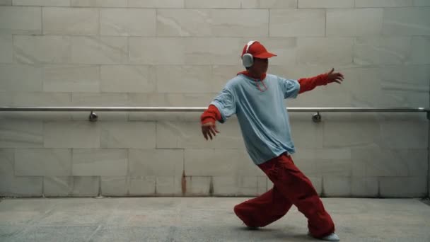 Yakışıklı Koreograf Gri Arka Planda Sokak Dansı Yapıyor Genç Çekici — Stok video