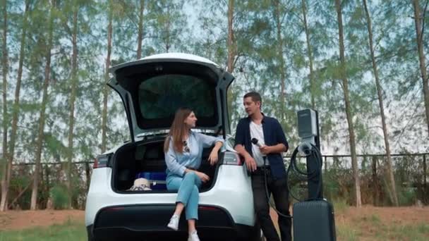 Paar Laad Hun Auto Met Een Laadstation Voor Elektrische Batterijen — Stockvideo