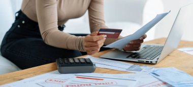 Stresli genç bayanın kredi kartı borçlarıyla ilgili mali sorunları var. Kötü kişisel para ve ipotek yönetimi krizi kavramının önemli bir göstergesi..