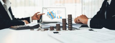 İş zekası analisti dizüstü bilgisayardaki BI yazılımını kullanarak finansal veri göstergesini ve büyüme destesini analiz ederek iş teknolojisini sembolize ediyor. Panorama 'da yatırım kararı. Kurnaz.