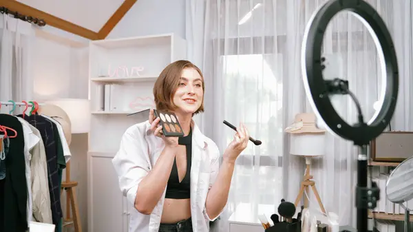 Mulher Influenciador Atirar Transmissão Vivo Vlog Revisão Vídeo Maquiagem Prim — Fotografia de Stock
