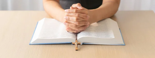 Ahşap Masada Kutsal Ncil Üzerinde Haç Tutan Dua Eden Erkek — Stok fotoğraf