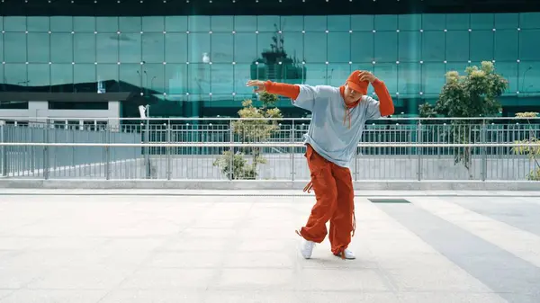 Skicklig Dansare Rör Sig Energiskt Fotsteg Medan Utför Streetdance Professionell — Stockfoto