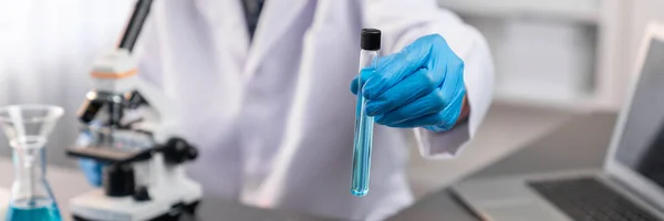Naukowiec Przeprowadzić Eksperyment Chemiczny Laboratorium Medycznym Wykazując Płyn Wynikowy Probówce — Zdjęcie stockowe