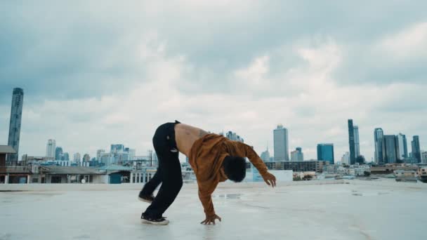 Boy Dans Gösterisi Çatıda Sokak Dansçısı Gökyüzü Dövüşçüsü Şehir Manzaralı — Stok video