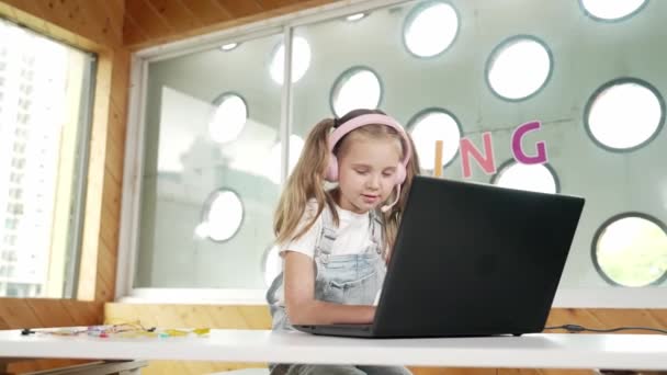 Biała Dziewczyna Nosząca Słuchawki Patrząca Laptopa Podczas Nauki Mechaniki Umiejętny — Wideo stockowe