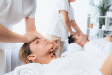 Kafkasyalı çift stres önleyici kafa masajının keyfini çıkarıyor ve lüks otellerde ya da otel spa salonlarında gündüz kaplıcalarında yüz güzelliği eğlencelerini şımartıyor. Sessiz.