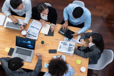 Üst düzey çok ırklı analiz ekibi, stratejik karar için finansal verileri analiz etmek amacıyla dizüstü bilgisayarda BI gösterge ekranını kullanıyor. Fintech pazarlama göstergelerini analiz ediyor. Uyum