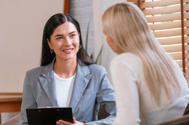 Psikolojik akıl sağlığı danışmanlığı ya da terapi seansındaki genç ve profesyonel bir hastadan akıl hastalığı teşhisi koyarken yardım istemek. Zihinsel tedavi seansı. Blithe