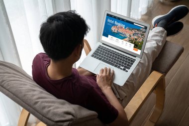 Çevrimiçi otel konaklama rezervasyon sitesi mod rezervasyon sistemi sağlar. Seyahat teknolojisi kavramı .